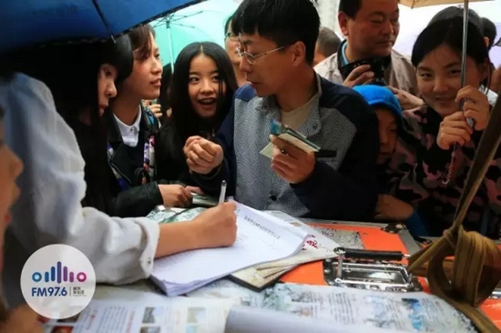 現(xiàn)場觀眾被臺上的浪漫氣氛感染，紛紛報名參加現(xiàn)場表白。