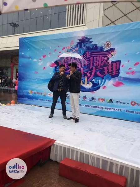 這位男士向遠(yuǎn)在家鄉(xiāng)的妻子隔空表白，勇氣真是大大的，您對妻子的愛，已經(jīng)超越萬水千山。