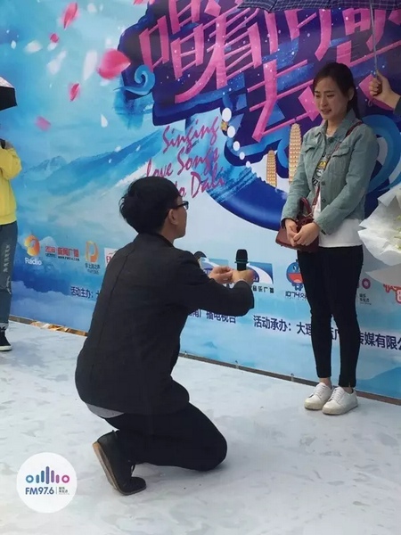 蘇世龍手捧戒指，單膝跪地向夢夢求婚，夢夢激動的說不出話來，點(diǎn)頭答應(yīng)~