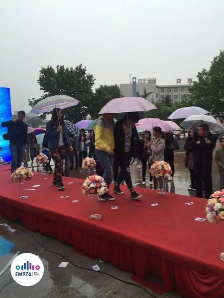 　　好友從屏幕后面走出來，他們特意從陜西、平頂山趕來為兩人送出祝福。