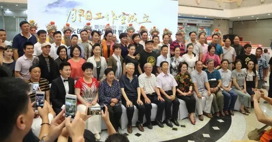 諸多藝術(shù)家和社會(huì)各界人士以及唐派弟子、戲迷到場(chǎng)祝賀