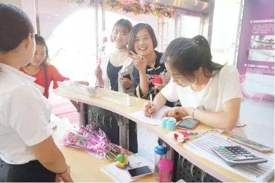 到場(chǎng)嘉賓均獲得巧克力一盒，女士另外還獲得獲得玫瑰花一支。