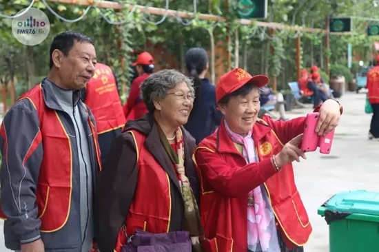 爺爺奶奶叔叔阿姨被盛運(yùn)莊園的景致吸引，紛紛拍照留影