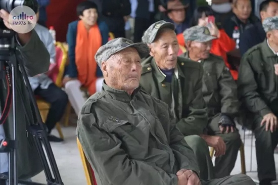 臺上展風(fēng)采，臺下笑開懷