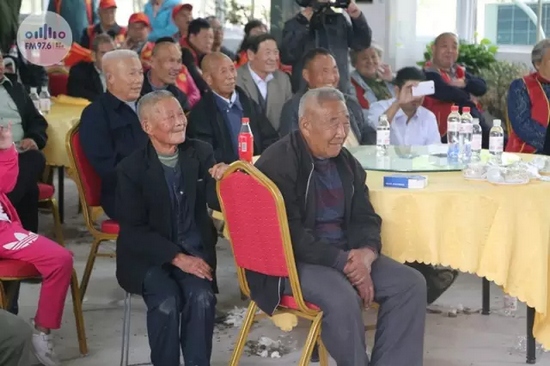 臺上展風(fēng)采，臺下笑開懷