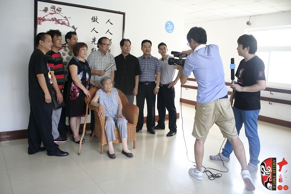 唐派眾弟子將通過視頻向7月15日在鄭東新區(qū)噴泉廣場觀看《豫韻唐風(fēng)——豫劇唐派名家票友演唱會(huì)》演出的 唐派眾弟子將通過視頻向7月15日在鄭東新區(qū)噴泉廣場觀看《豫韻唐風(fēng)——豫劇唐派名家票友演唱會(huì)》演出的