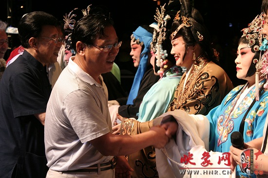 河南人民廣播電臺(tái)臺(tái)長(zhǎng)李新全接見晚會(huì)演職人員