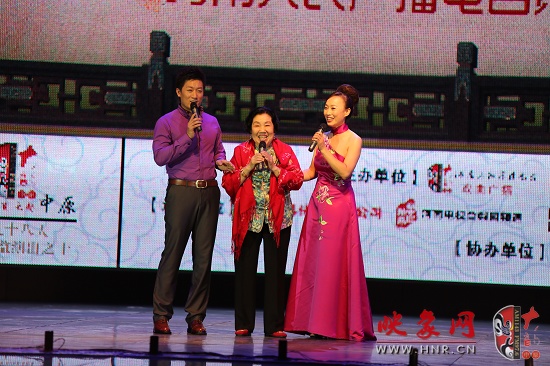 著名越調(diào)表演藝術(shù)家、越調(diào)皇后毛愛(ài)蓮（中）