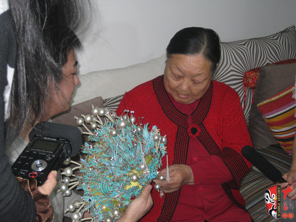 又看到梅蘭芳送給自己的鳳冠，老太太很激動(dòng)