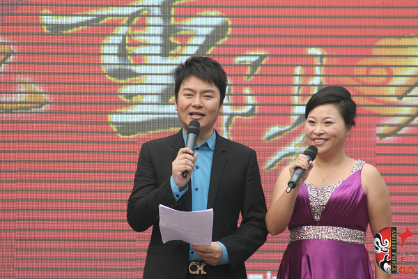 活動(dòng)由著名戲曲節(jié)目主持人，河南電臺(tái)戲曲廣播當(dāng)家小生月陽(yáng)（左）戲曲廣播《票友排行榜》主持人丁蘭（右）主