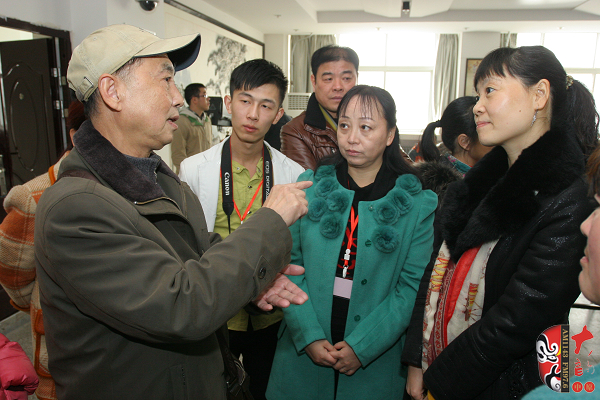 03著名黃梅戲表演藝術(shù)家、有“小董永”之稱(chēng)的夏承平進(jìn)入比賽現(xiàn)場(chǎng)就被黃梅戲粉絲圍觀(guān)
