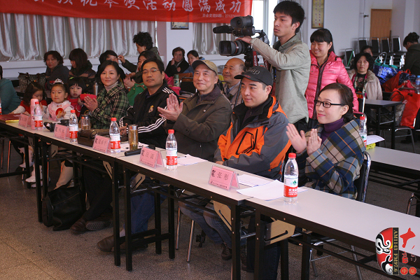 評(píng)委（左起）：河南電臺(tái)戲曲廣播《票友排行榜》河南十大名票黃立群、陜西戲曲廣播資深音樂(lè)編輯焦詠、著名黃