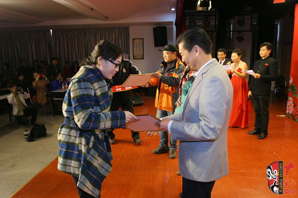 河南電臺(tái)戲曲廣播副總監(jiān)張彤、安徽戲曲廣播副總監(jiān)汪源、陜西戲曲廣播資深音樂(lè)編輯焦詠為晉級(jí)選手頒發(fā)晉級(jí)牌