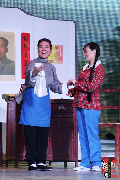 第三場，河南電臺戲曲廣播總監(jiān)木子（左）飾栓保娘，《梨園星秀場》《有你就有戲》主持人媛媛（右）飾銀環(huán)