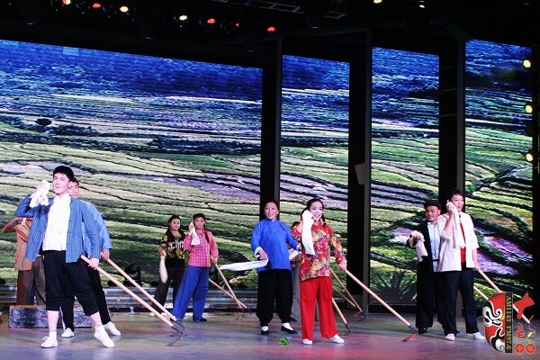 群眾勞動場面，劇中演員包含票友、專業(yè)演員、戲迷