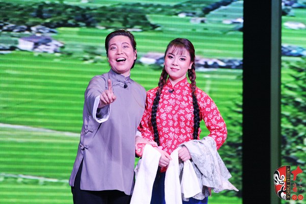 第九場，河南電臺戲曲廣播總監(jiān)木子（左）飾栓保娘，素雅青年豫劇團劉帥毅（右）飾銀環(huán)