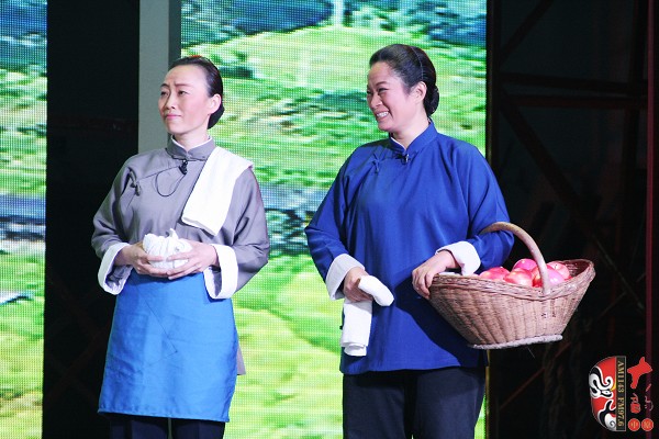 第七場，河南電臺戲曲廣播副總監(jiān)、中國播音主持金話筒獎獲得者張彤（左）飾栓保娘