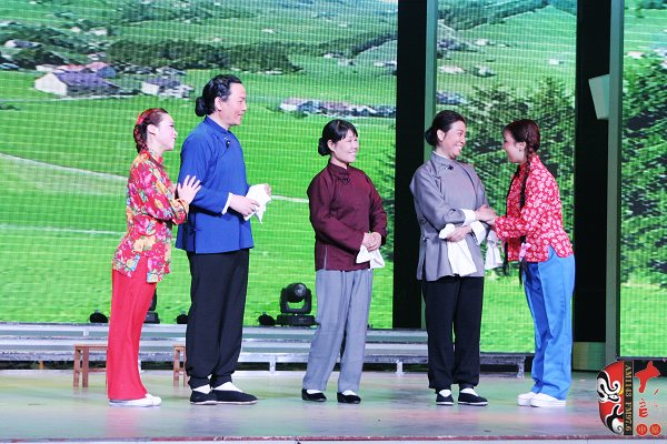 著名戲曲節(jié)目主持人、河南電臺戲曲廣播當家小生月陽（左二）反串飾演二大娘