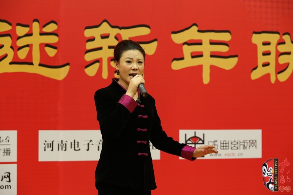 戲曲廣播主持人王唯、曉琴、丁蘭、李鋮及鄭州市曲劇團(tuán)優(yōu)秀演員張娜共同表演的小品《賣鞋》