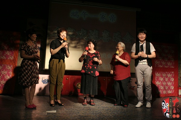 戲曲廣播總監(jiān)木子、豫劇表演藝術(shù)家楊華瑞、高潔、戲曲廣播當(dāng)家小生月陽、票友張華合作表演《朝陽溝》選段