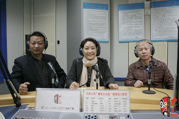 本次傳統(tǒng)古裝大戲《三哭殿》的輔導(dǎo)老師之一、著名越調(diào)演員李娟（中）及本次大戲的主要演員做客直播間