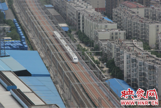 4日上午8點(diǎn)10分，隨著一聲汽笛長鳴，一列“子彈頭”列車緩緩駛出鄭州車站。