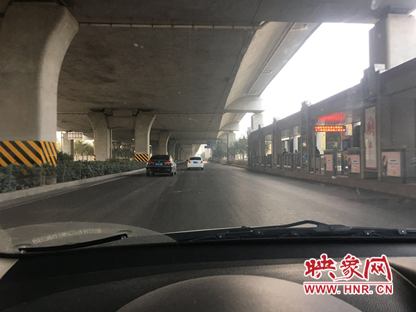 限行首日，三環(huán)橋上橋下，車輛不多，交通狀況良好。