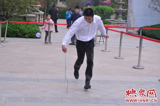 說是比賽，其實(shí)就是活力的釋放，就是開心的海洋，丟沙包、踢毽子、三人四足、滾鐵環(huán)等項(xiàng)目