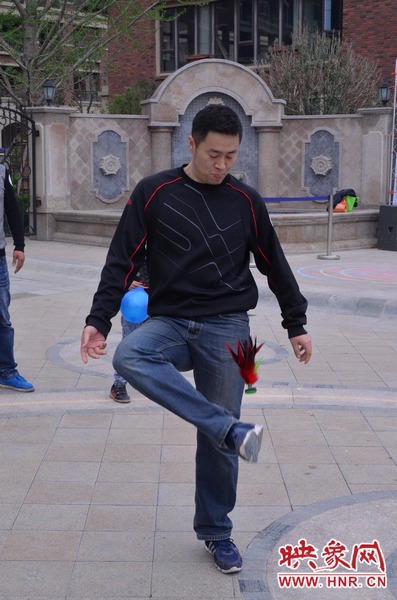 說是比賽，其實(shí)就是活力的釋放，就是開心的海洋，丟沙包、踢毽子、三人四足、滾鐵環(huán)等項(xiàng)目