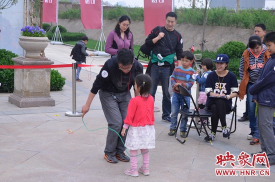 當(dāng)然啦，也有小天使現(xiàn)場跟爸比罷工的，就是不跳，弄的爸爸也哭笑不得。