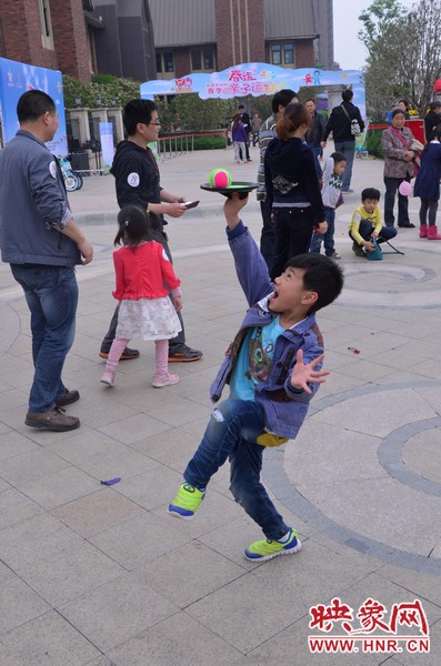 小弟弟，你玩?zhèn)€托球不用這么夸張吧，哈哈！