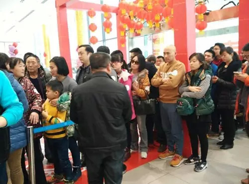排隊領年貨，一家老小齊上陣。