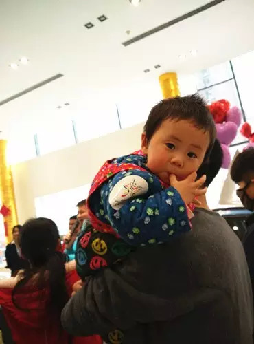 小朋友雖然你骨骼清奇，但是米、油你照樣拎不動啊，還是乖乖的油卡拿好吧。