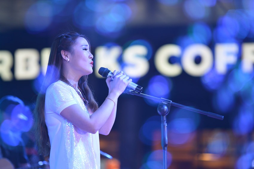 接下來是主播丹丹的《辛德瑞拉》，作為一個音樂節(jié)目的主播，唱歌當(dāng)然都是毛毛雨。