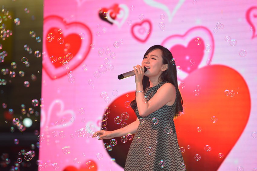 夢茹選擇了走溫情路線，《至少還有你》唱的是深情款款。