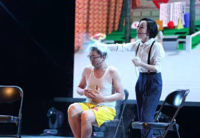 隨后一秒鐘，畫風(fēng)突變，楊奕遭夢茹慘虐！