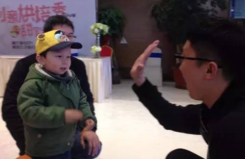 老楊你真心的是童心未泯啊，來，跟叔叔Give Me Five！