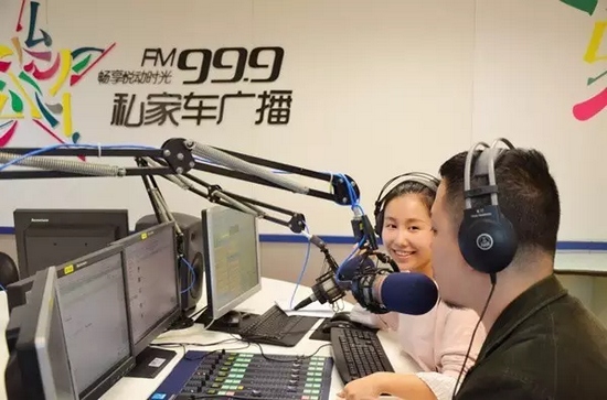 美女嘉賓來做客直播間，麥姐看莫非的眼神，嘖嘖，愛一個人是什么感覺？