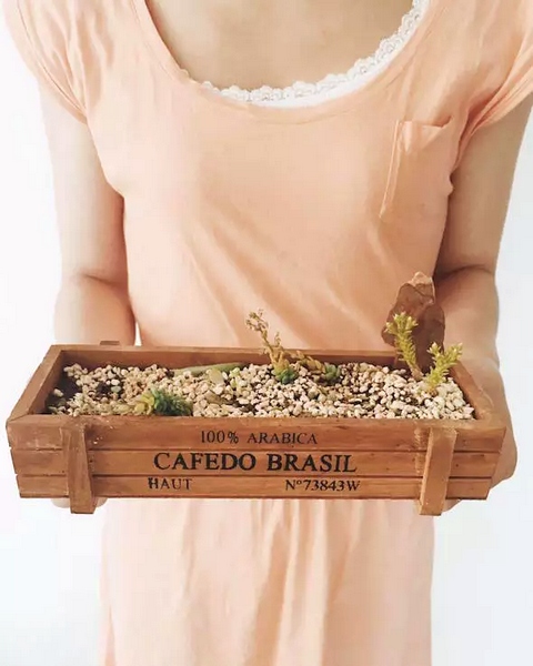 我們同時(shí)也在撫摸著希望，從中了解鄭州的生命張力。