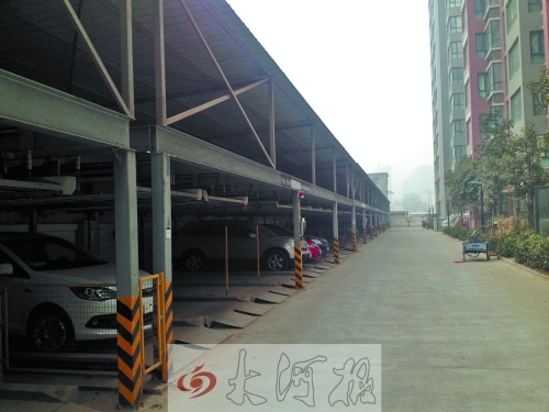 中原區(qū)新禧園小區(qū)，靠著圍墻的空地，建成兩層立體車庫(kù)。