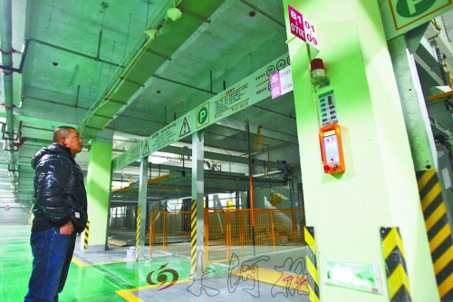 翰林世家小區(qū)的地下車庫(kù)，一層改造成兩層，可多停放50輛車。