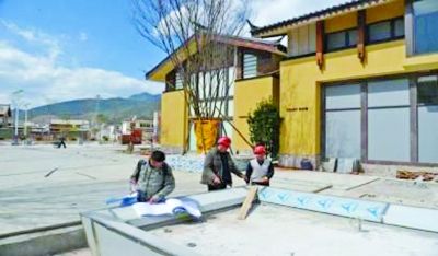 　　別墅工地，工人正在施工。