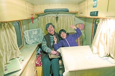  天黑了，外面風(fēng)雨交加而董怡汶坐在溫暖的房車?yán)铩? oldsrc=