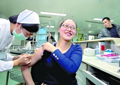 昨日，向雪敏在同濟(jì)醫(yī)院血液科病房打動員劑，丈夫陳武右在身后注視著妻子 記者傅克強