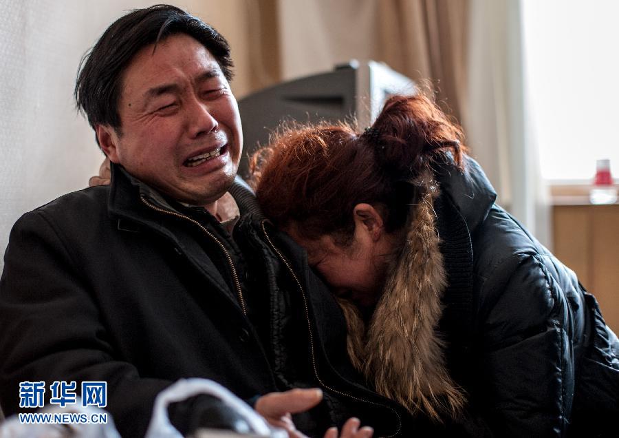 2月5日，遇難大學(xué)生郭培（化名）的父母抱頭痛哭。