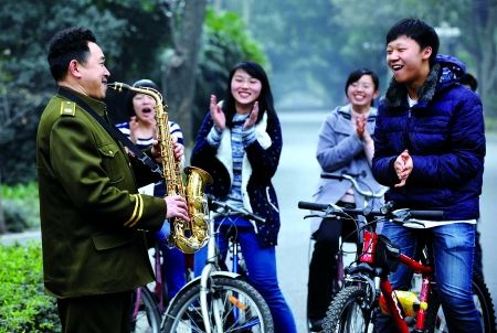 自學(xué)三種樂器，大學(xué)保安哥夢想開音樂會