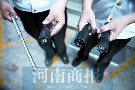 鄭州8名小學(xué)生持警棍、電擊槍街頭“火拼”