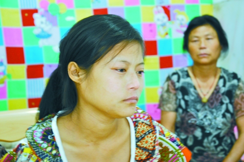 王學(xué)鳳望著女兒，一言不發(fā)