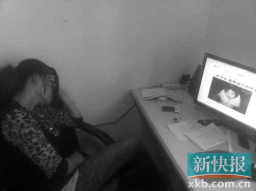 遇難孩子的母親向記者展示女兒生前的照片，一邊掩面而泣