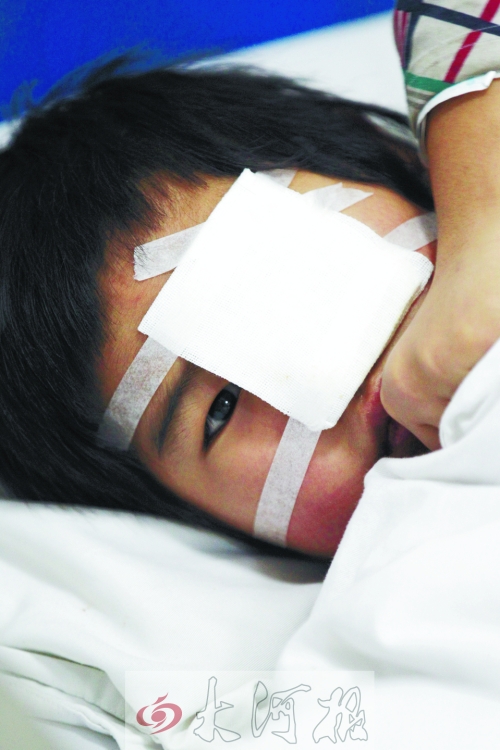 躺在病床上的小董，左眼痊愈的可能性不大